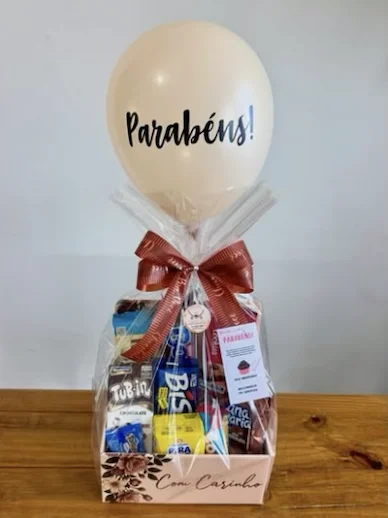 Box Com Carinho e Balão: bis, chocolates, biscoitos, snacks e balão