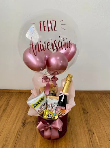 Box Feliz Aniversário com Espumante: espumante, petiscos, chocolates e balão bubble