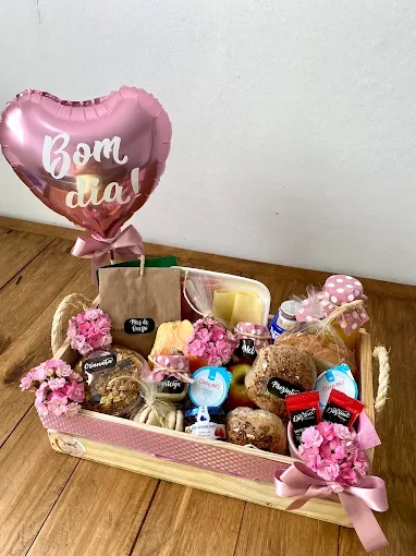 Café da Manhã Bom Dia: pães, pão de queijo, bolo, frios, frutas, geleia, iogurte, chocolates e balão