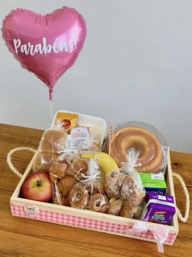 Café da Manhã Completo: rosca, pães, frutas, frios, biscoitos, sucos e balão
