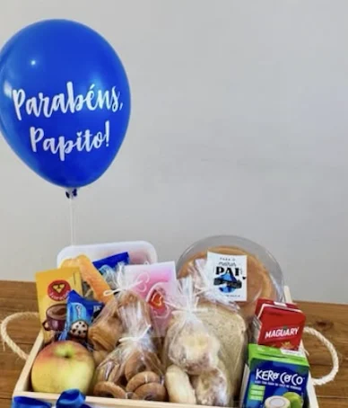 Café da Manhã Parabéns, Papito: pães, bolo, frutas, biscoitos, sucos, água de coco e balão