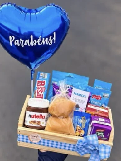Café da Manhã Caixote Nutella: nutella, pães, bolinhos, biscoitos, gelatina, suco e cartão