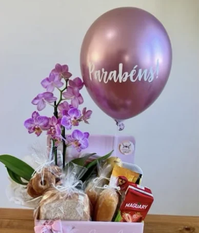 Box Orquídea e Balão Cromado: orquídea, pães, bolo, frios, suco e balão cromado