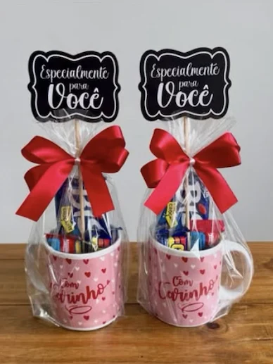 Caneca Com Carinho Recheada: caneca, chocolates e plaquinha