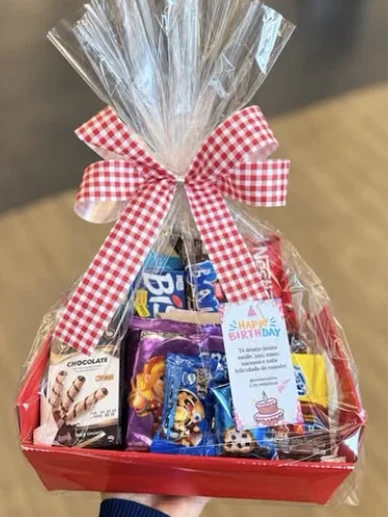 Cesta Doce de Aniversário: chocolates, wafers, biscoitos, bombons e cartão