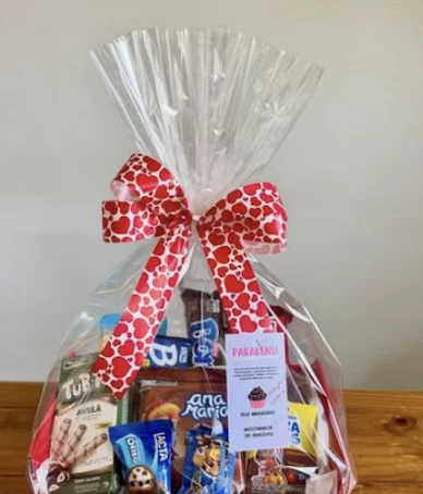 Cesta Chocolate e Corações: chocolates, wafers, bombons e cartão