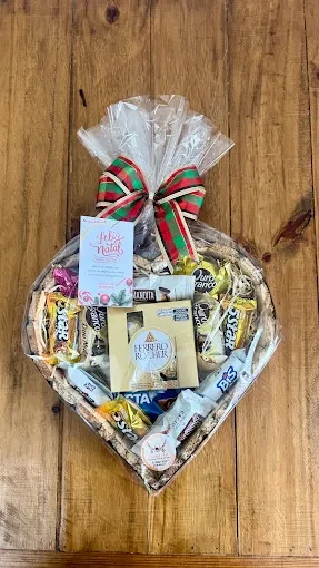 Cesta Coração de Natal: ferrero rocher, ouro branco, bis, lacta e cartão feliz natal