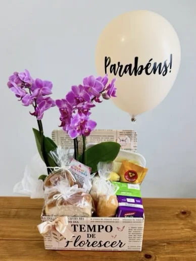 Box Tempo de Florescer: orquídea, pães, bolo, chocolates, suco e balão